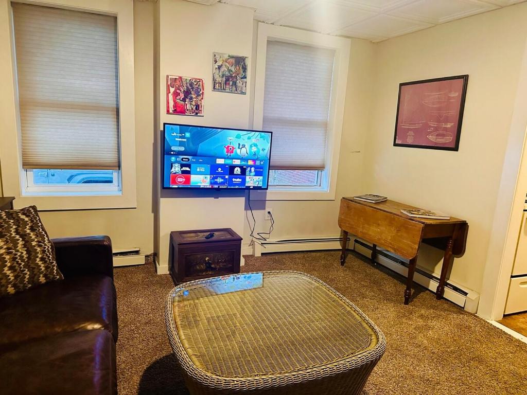 Μια τηλεόραση ή/και κέντρο ψυχαγωγίας στο 1 Bedroom Downtown Portland
