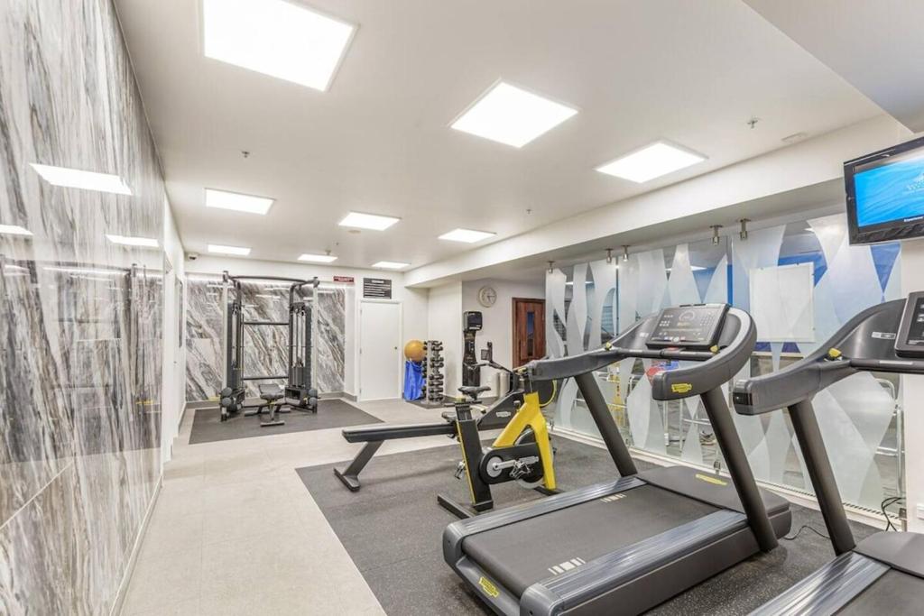 Spacious City Studio Stay - Modern with Extras - Resim 6