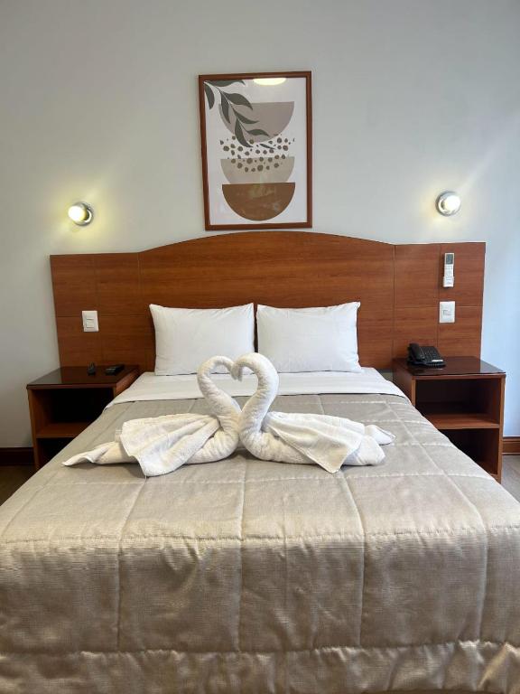 Rúm í herbergi á HOTEL Javier Prado Inn