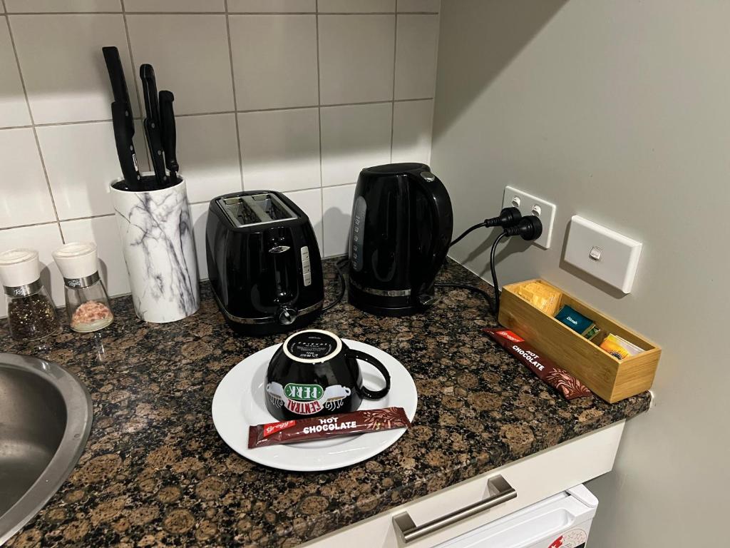 Spacious City Studio Stay - Modern with Extras - Resim 9