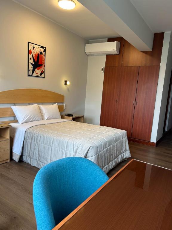 Rúm í herbergi á HOTEL Javier Prado Inn