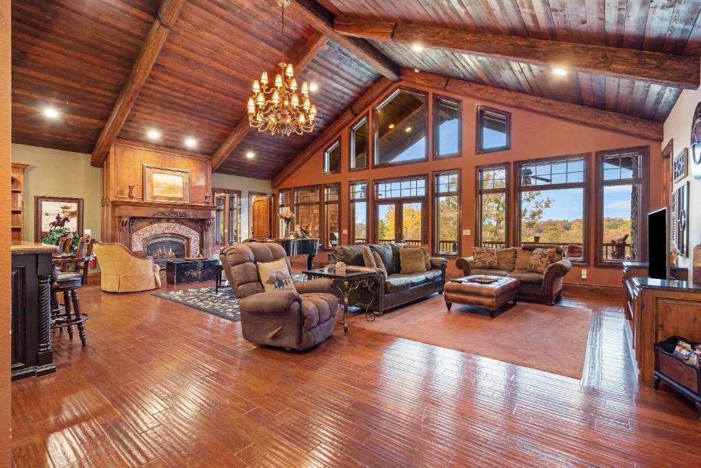 Una sala de estar llena de muebles y una chimenea. en The Lodge at Rock Canyon, en Branson