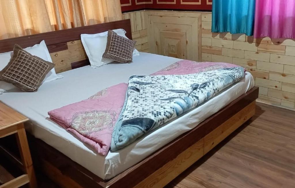 Ένα ή περισσότερα κρεβάτια σε δωμάτιο στο LKD Homestay Kaza By Soma Stays