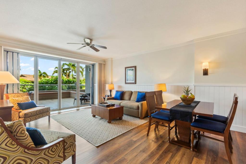 Χώρος καθιστικού στο Extra large 1BR LUXURY resort condo with MASSIVE outdoor space & balcony