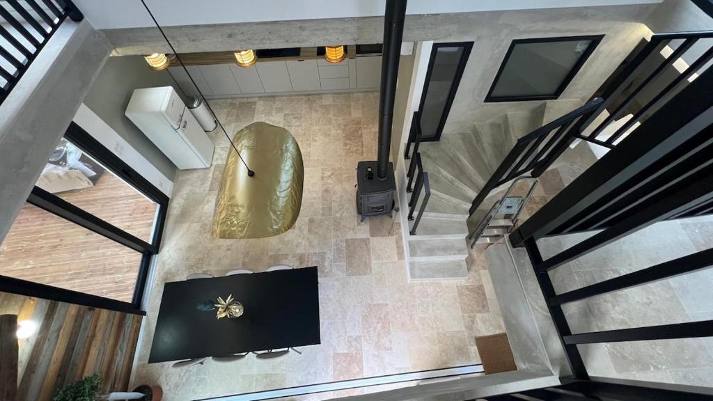 an overhead view of a bathroom with a tub and a sink at LODGE ESCOVIEN Strasbourg in Eschau