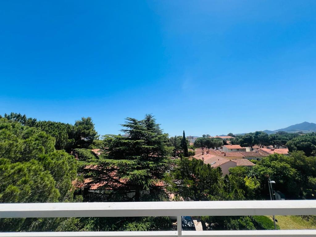 - une vue sur la ville depuis l'autoroute dans l'établissement Appartement T2 Cabine - Balcon - Près de la plage - FR-1-309-513, à Argelès-sur-Mer