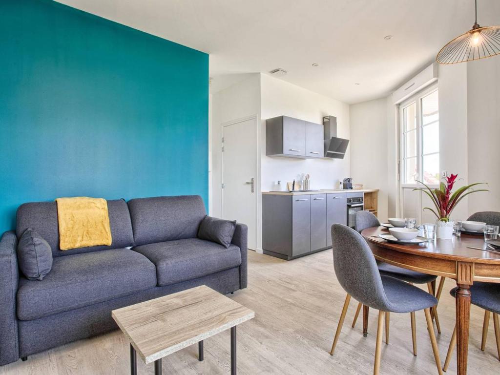 un salon avec un canapé et une table dans l'établissement Séjour côtier à Merville-Franceville pour 4 personnes, wifi, parking - FR-1-788-72, à Merville-Franceville-Plage