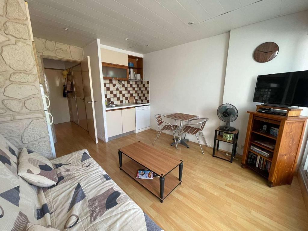 un salon avec un canapé et une table dans l'établissement Studio cabine RDC proche plage avec parking privé - FR-1-328-276, à La Grande Motte