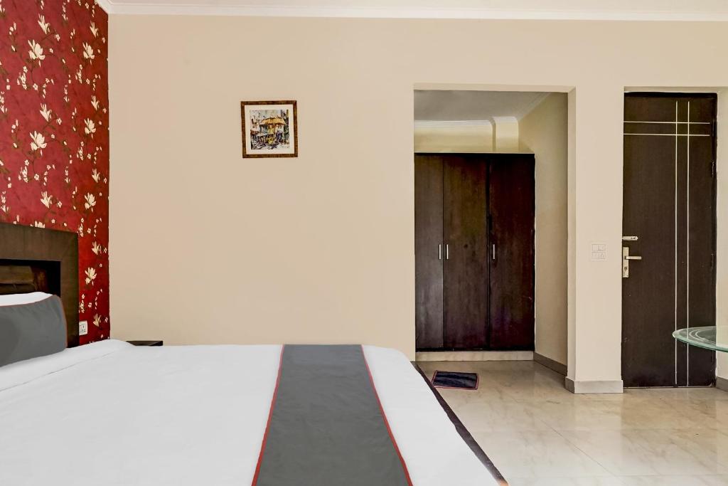 Postel nebo postele na pokoji v ubytování Hotel O Gurgaon 26