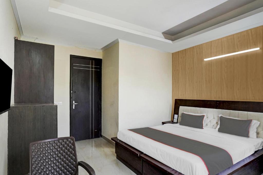 Postel nebo postele na pokoji v ubytování Hotel O Gurgaon 26