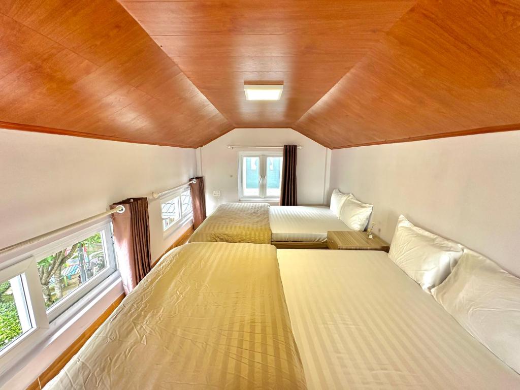 a bedroom with two beds in a trailer at Homestay Đà Lạt - The November Stay in Da Thanh