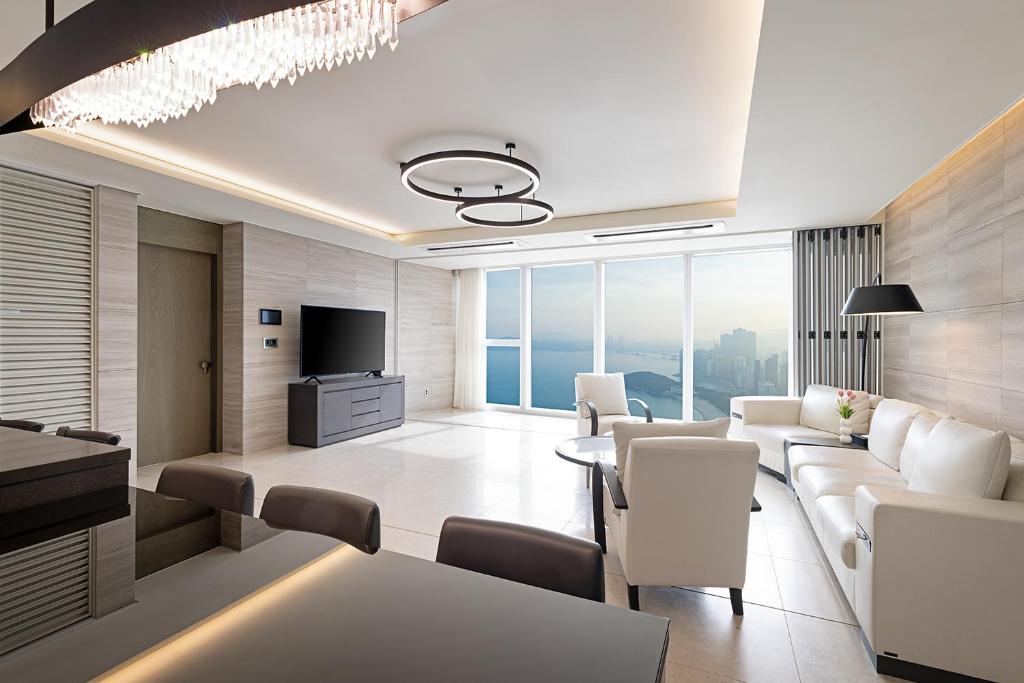 TV a/nebo společenská místnost v ubytování LCT Residence The Vine Haeundae
