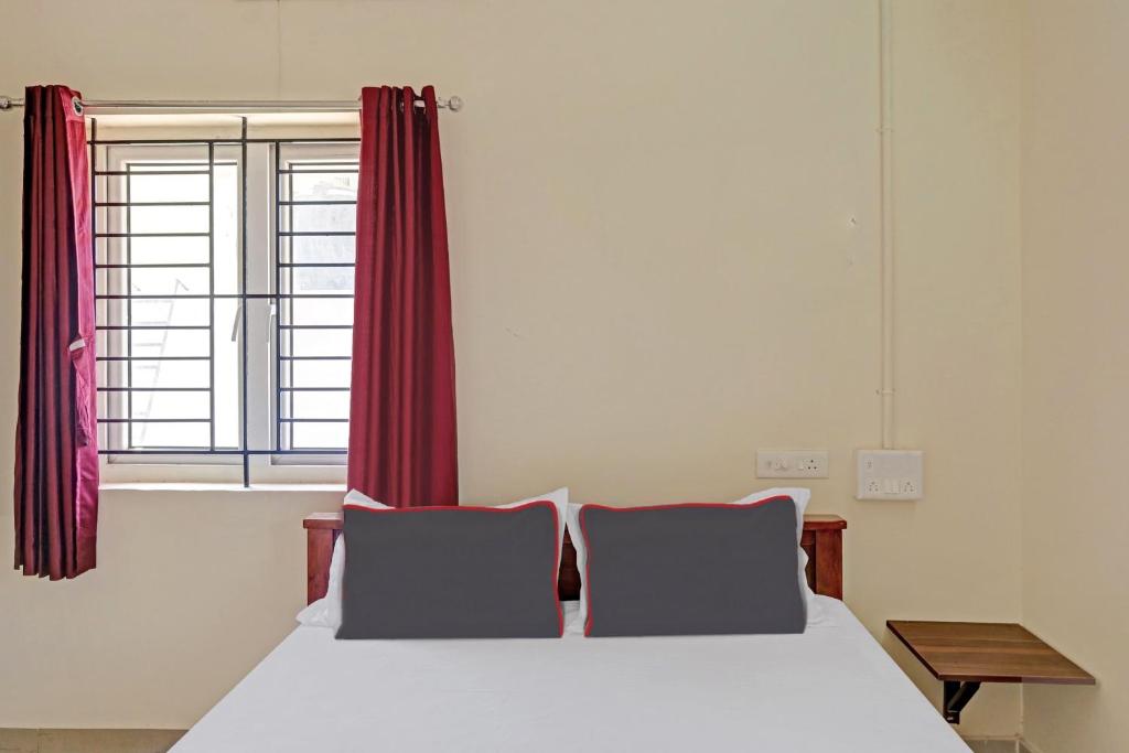 Postel nebo postele na pokoji v ubytování Collection O Orchid Residency Medavakkam