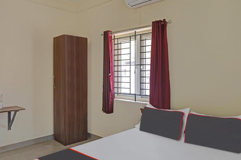 Postel nebo postele na pokoji v ubytování Collection O Orchid Residency Medavakkam
