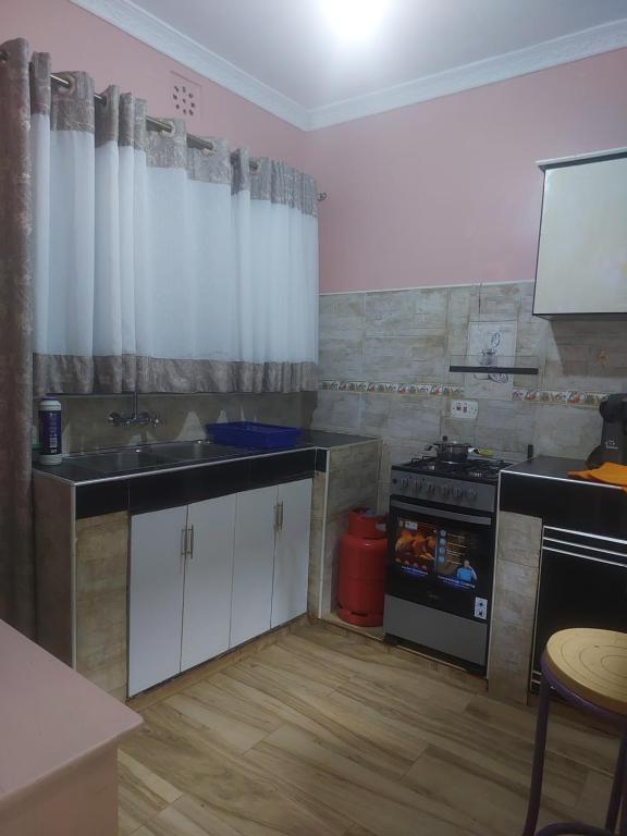 Kuchyň nebo kuchyňský kout v ubytování Kukis Place in Embu