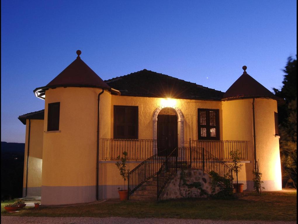 Chiaravalle Centrale的住宿－阿格里圖里斯莫杜多里鄉村民宿，上面有灯的房子