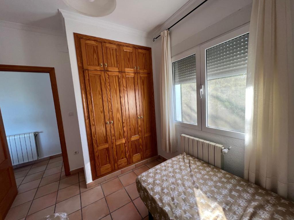 Postel nebo postele na pokoji v ubytování Chalet cerca de Denia, piscina, playa y Montaña,