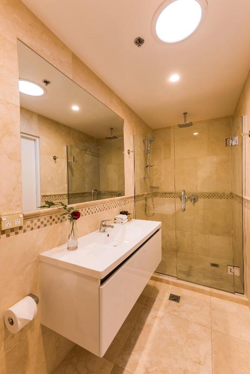Koupelna v ubytování Fino Hotel & Suites