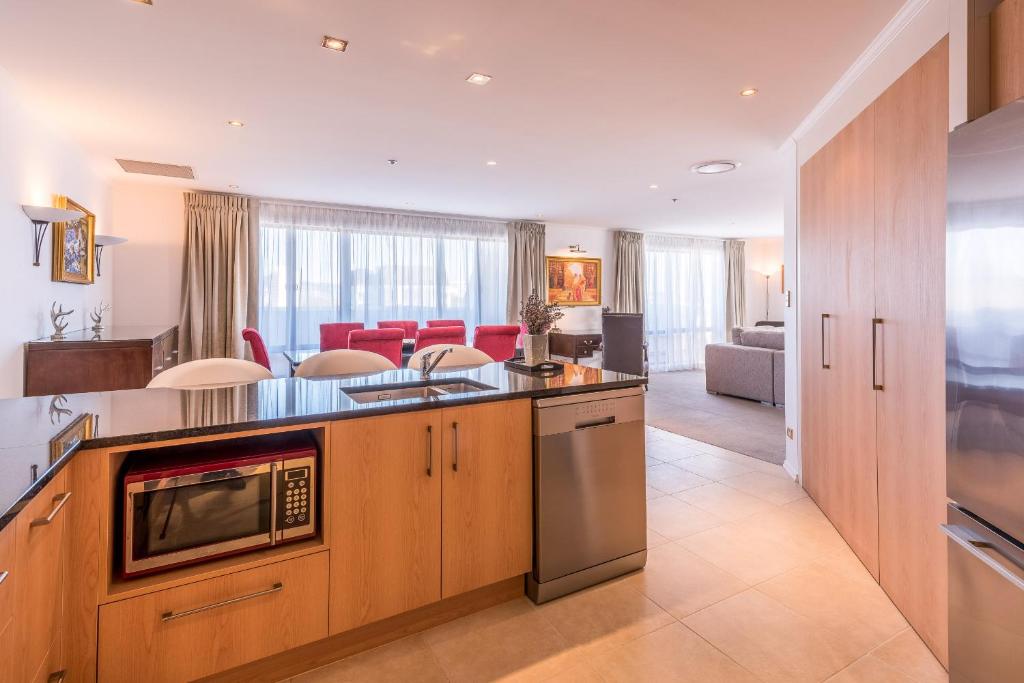 Kuchyň nebo kuchyňský kout v ubytování Fino Hotel & Suites