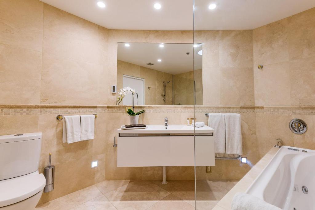 Koupelna v ubytování Fino Hotel & Suites