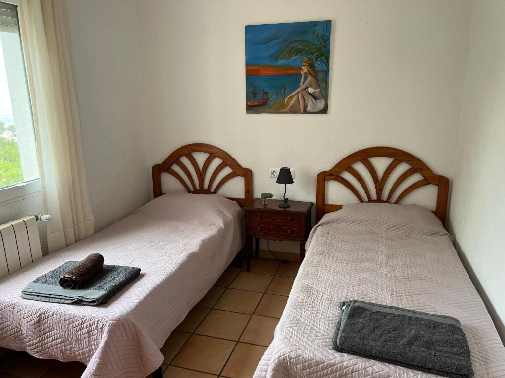 Postel nebo postele na pokoji v ubytování Chalet cerca de Denia, piscina, playa y Montaña,