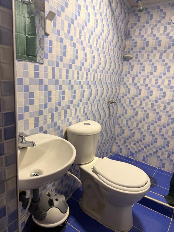Koupelna v ubytování Pandora Hostel