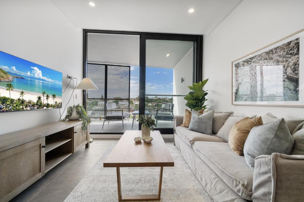 un salon avec un canapé et une table dans l'établissement Chic 1-Bed Escape in Fremantle with Parking, à North Fremantle