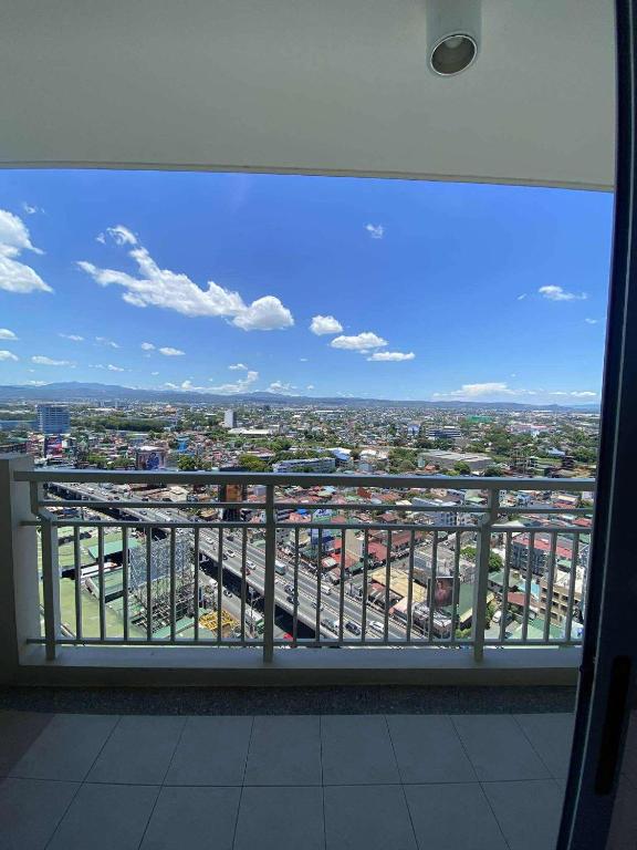Blick auf eine Stadt vom Balkon in der Unterkunft Family-Ready Skyline Retreat near BGC with Free Parking in Manila