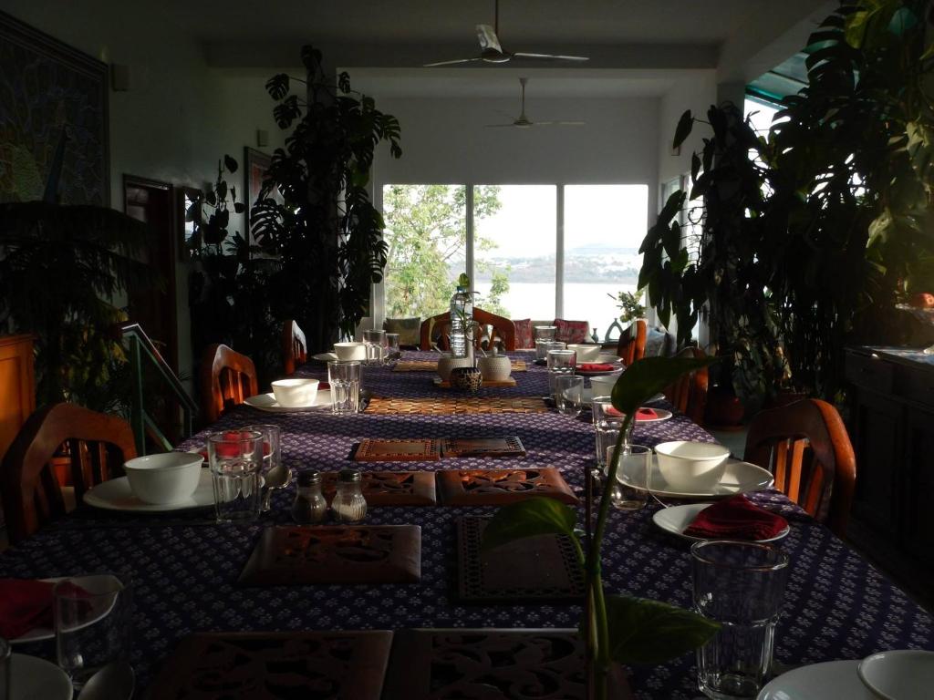 mesa de comedor con mantel azul y blanco en Ivy Suites en Bhopal