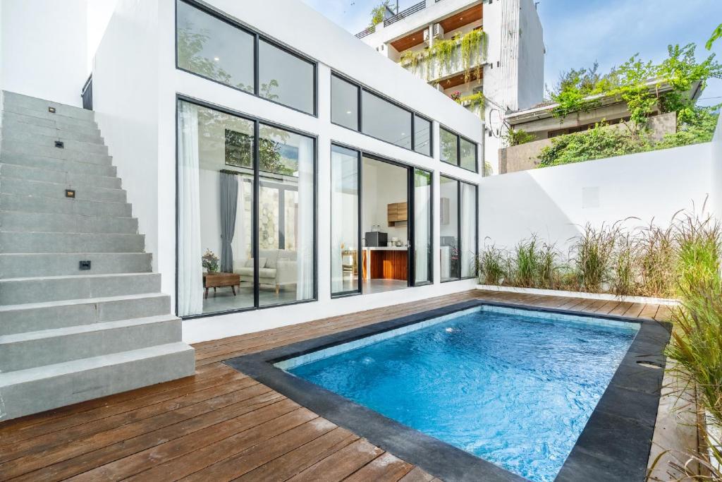 Bazén v ubytování Light Way Villa in Canggu nebo v jeho okolí