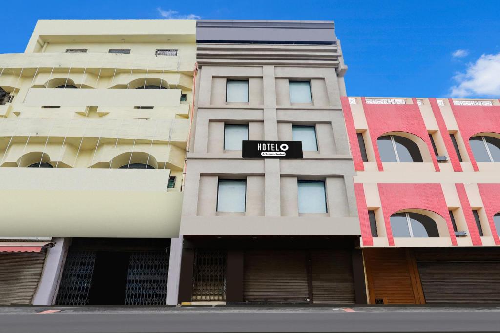 PrayagrajにあるHotel O Vivekanand Margのホテルの看板が掲げられた高層ビル