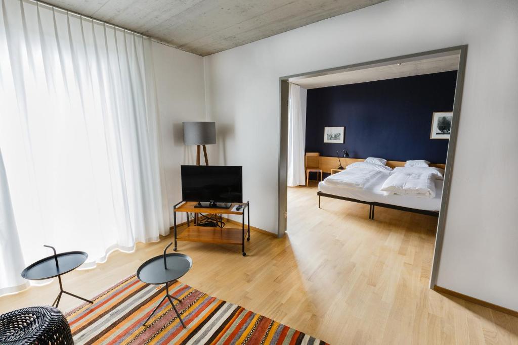 sypialnia z łóżkiem i dużym lustrem w obiekcie Hotel ZwiBack w mieście Dübendorf