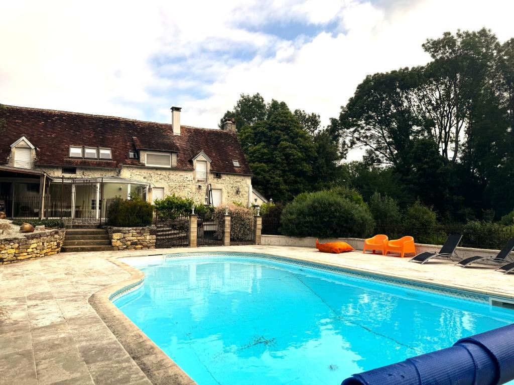 une piscine devant une maison dans l'établissement La Guirtelle 12ou14 pers piscine, à Lainsecq