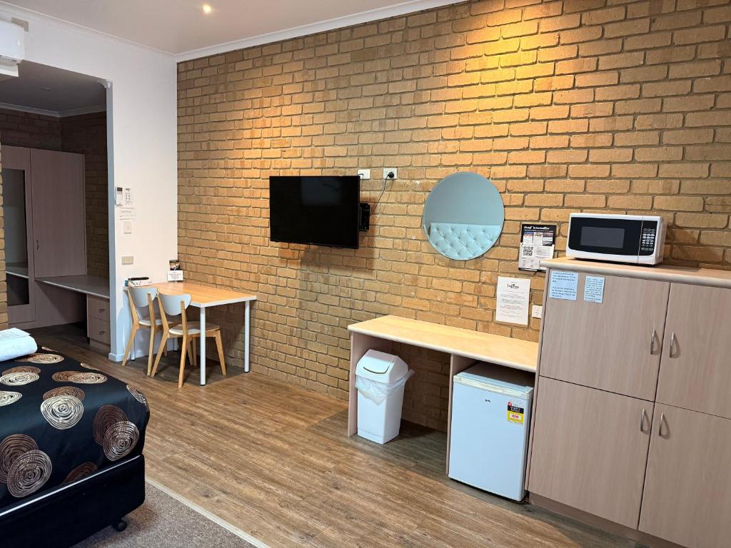 Kuchyň nebo kuchyňský kout v ubytování Tropicana Motor Inn