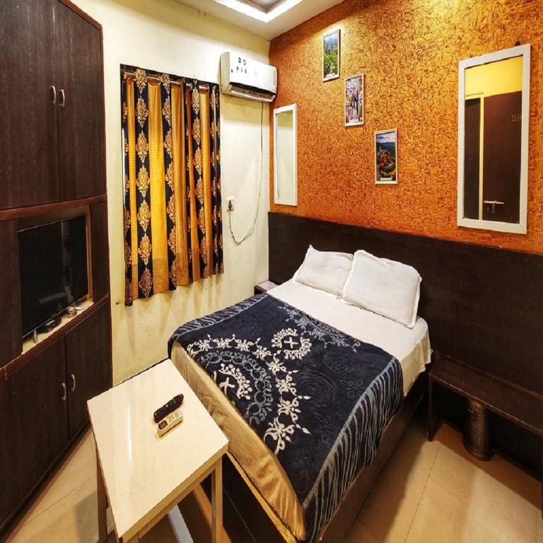 Postel nebo postele na pokoji v ubytování Hotel Geetanjali St Bus Stand Panvel