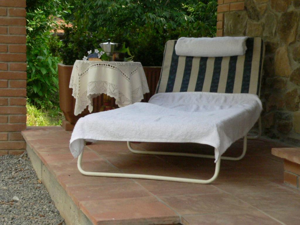 una sedia a dondolo seduta su un patio di Il Podere Di Giada a Bagni di Lucca