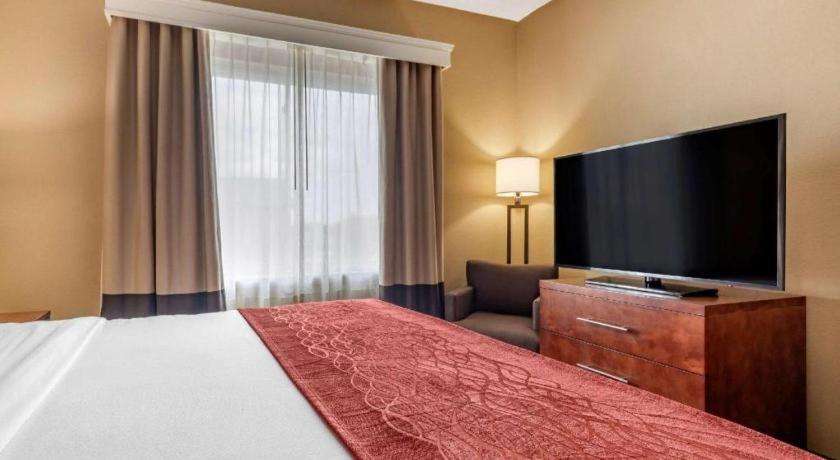Comfort Inn DFW Airport Northにあるテレビまたはエンターテインメントセンター