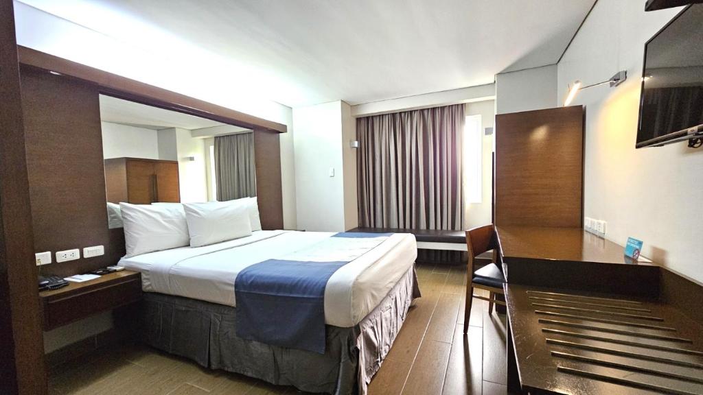 Postel nebo postele na pokoji v ubytování Microtel by Wyndham Acropolis
