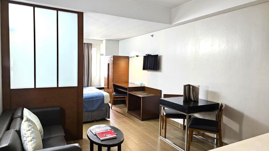 TV a/nebo společenská místnost v ubytování Microtel by Wyndham Acropolis