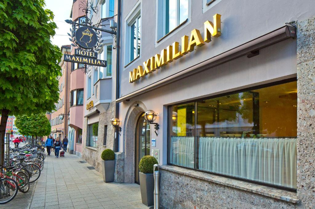 budynek z tabliczką na restaurację na ulicy w obiekcie Hotel Maximilian - Stadthaus Penz w mieście Innsbruck