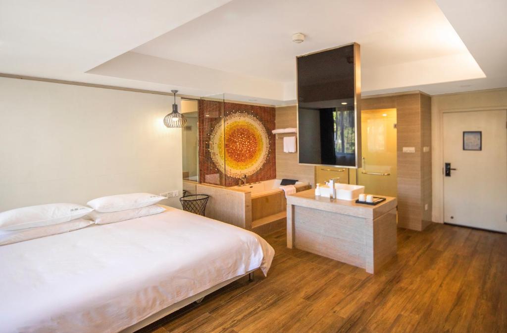 Postel nebo postele na pokoji v ubytování Xiamen Gulangyu Heitan Hotel