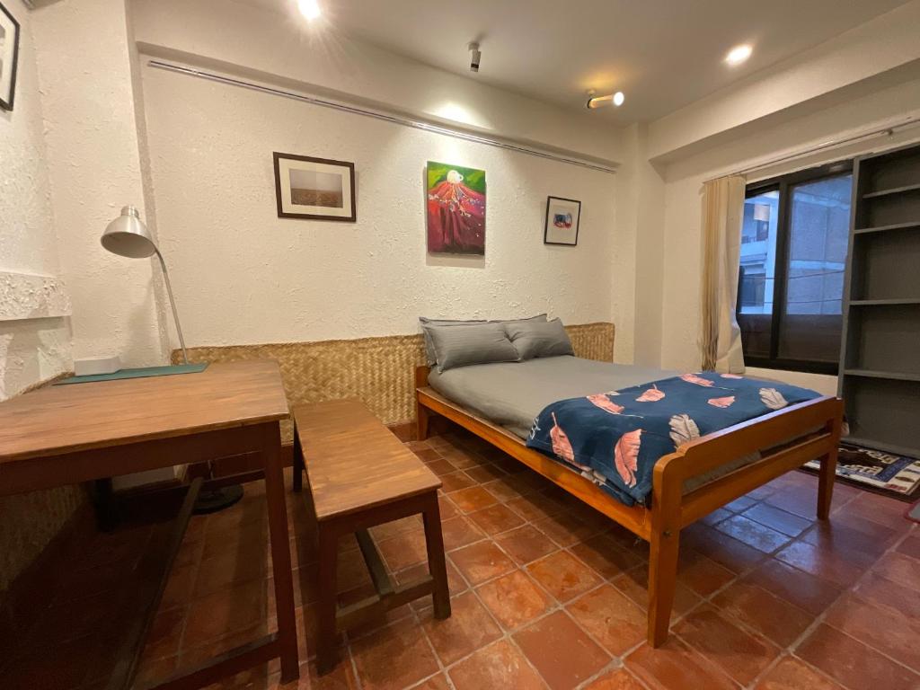 Postel nebo postele na pokoji v ubytování Davu Gallery Cafe