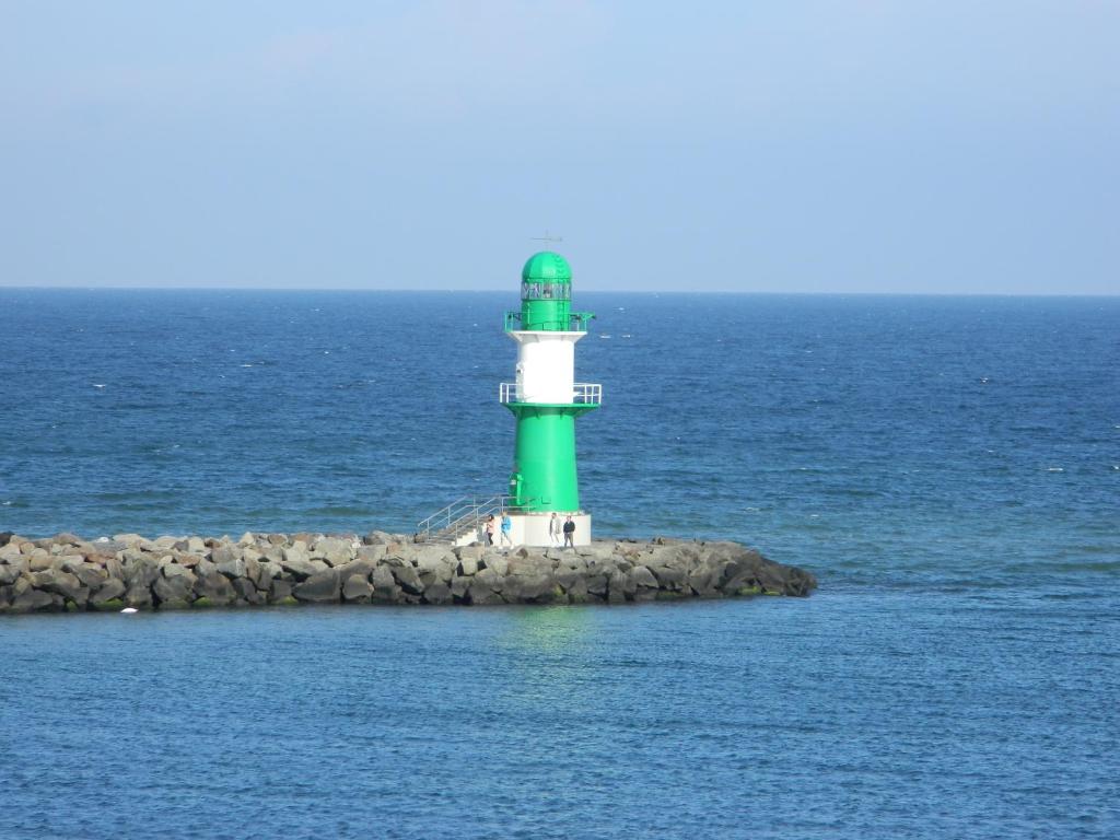 エルメンホルストにあるFerienhaus Meeresglückの水上の島の緑白灯台