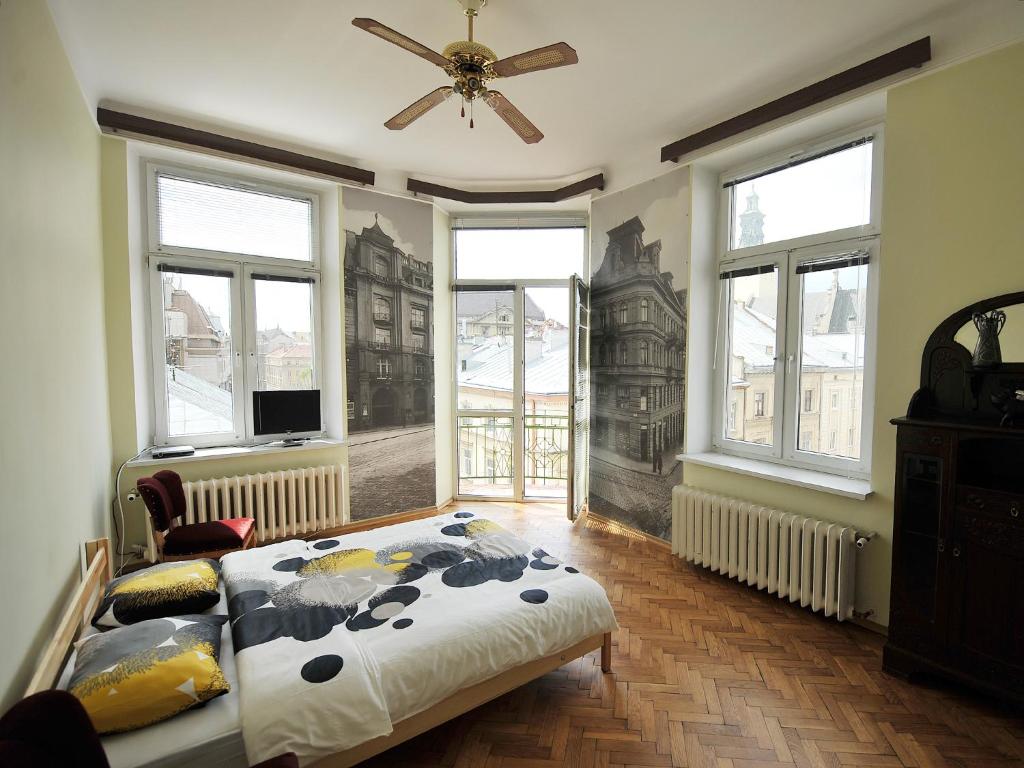 リヴィウにあるHalytska Street View 4-room Apartmentの窓付きの部屋にベッド付きのベッドルーム1室があります。