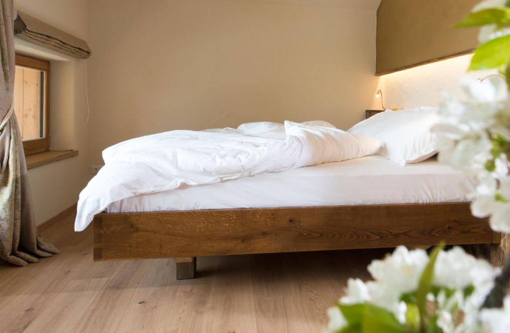 A bed or beds in a room at Weingut Georgium