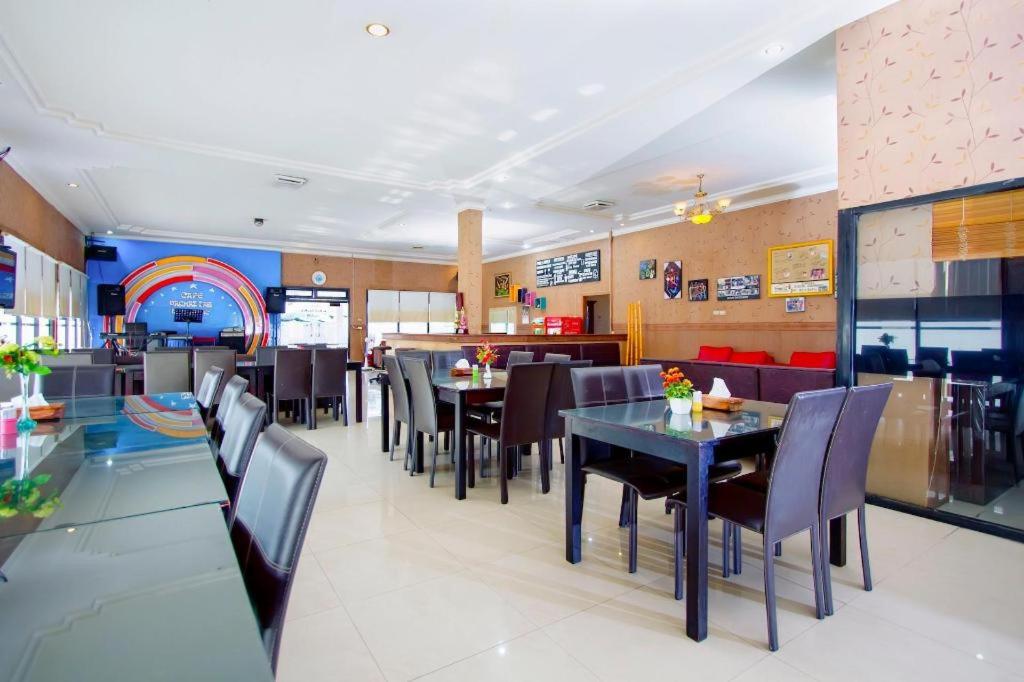 ein Speisesaal mit Tischen und Stühlen in einem Restaurant in der Unterkunft Hakmaz Taba Syariah Hotel in Tabahpingin