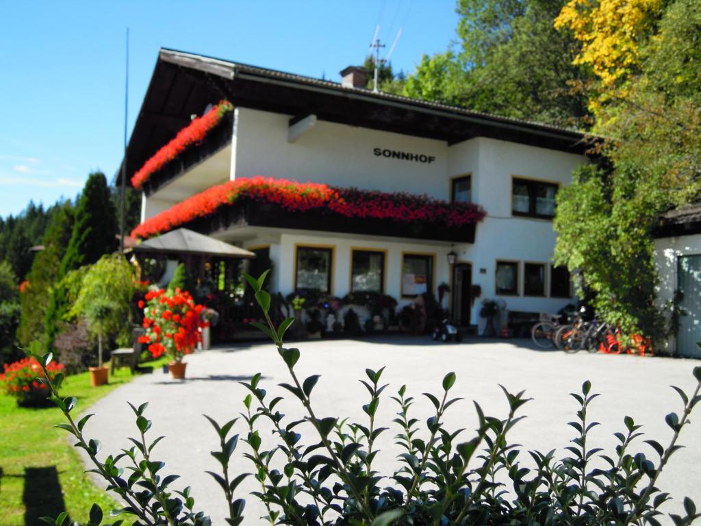 ein Haus mit Blumen davor in der Unterkunft Sonnhof in Radstadt