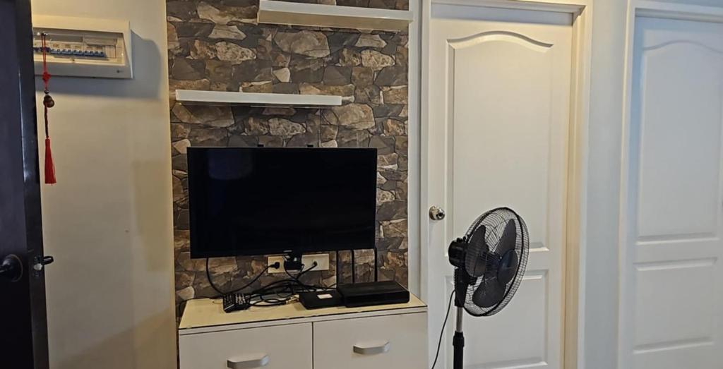 Μια τηλεόραση ή/και κέντρο ψυχαγωγίας στο One oasis 3rdfloor with balcony 2br