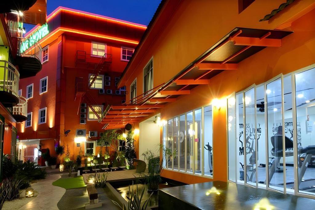 ムアルにあるPPT Muar Hotelの窓と中庭のある大きな建物