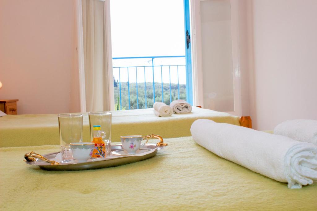 帕拉蒙納斯的住宿－索迪里亞公寓，卧室桌子上的盘子